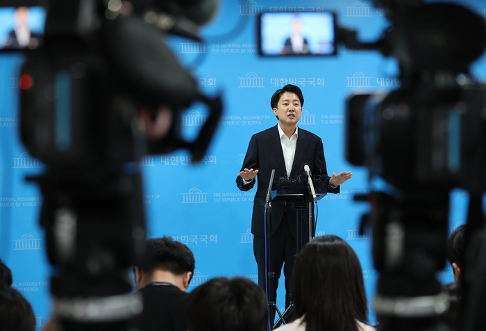 개혁신당 이준석 대선 후보가 30일 서울 여의도 국회 소통관에서 긴급 기자회견을 마친 뒤 취재진의 질문에 답하고 있다. 연합뉴스