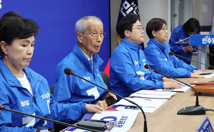 더불어민주당 윤여준 상임총괄선거대책위원장(왼쪽 두번째)이 2일 서울 여의도 중앙당사에서 열린 중앙선거대책위원회의에서 발언하고 있다.연합뉴스