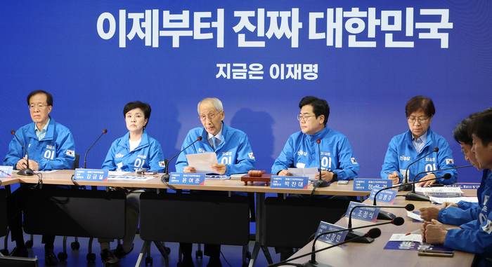 더불어민주당 윤여준 상임총괄선거대책위원장(왼쪽 세번째)이 2일 서울 여의도 중앙당사에서 열린 중앙선거대책위원회의에서 발언하고 있다. 연합뉴스