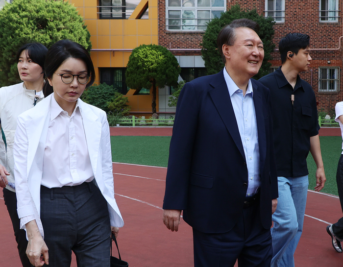 윤석열 전 대통령과 김건희 여사가 21대 대통령 선거일인 3일 서울 서초구 원명초등학교에 마련된 서초4동 제3투표소에서 투표를 마친 뒤 차량으로 향하고 있다. 연합뉴스
