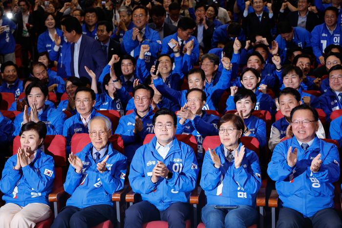 더불어민주당 박찬대, 윤여준 상임총괄선대위원장을 비롯한 선대위 관계자들이 3일 국회의원회관 개표상황실에서 제21대 대통령선거 지상파 출구조사 결과에서 이재명 후보가 51.7%로 앞서는 것으로 발표되자 환호하고 있다. 연합뉴스
