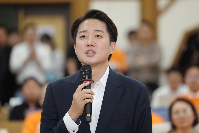 개혁신당 이준석 대선 후보가 3일 방송 3사 출구조사 발표를 확인한 뒤 서울 국회 여의도 의원회관에 마련된 당 개표상황실에 도착해 소감을 밝히고 있다. 연합뉴스