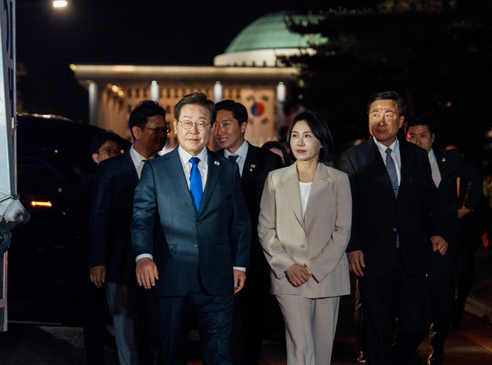 제21대 대통령 당선이 확실시되는 더불어민주당 이재명 대선 후보와 부인 김혜경 여사가 4일 서울 여의도 국회 인근에서 당 주최로 열린 국민개표방송 행사에 참석하고 있다. 연합뉴스