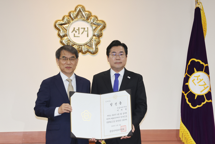 노태악 중앙선거관리위원장(왼쪽)이 4일 경기도 과천시 중앙선관위에서 더불어민주당 박찬대 원내대표에게 이재명 대통령 당선인의 당선증을 전달한 뒤 기념촬영하고 있다. 연합뉴스