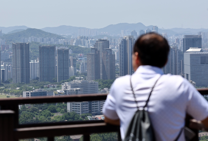 새정부가 들어선 4일 서울 남산에서 바라본 아파트 등 모습.  새 정부의 부동산·건설 분야 최대 과제는 부동산 시장 안정화와 건설 경기 회복이다. 연합뉴스