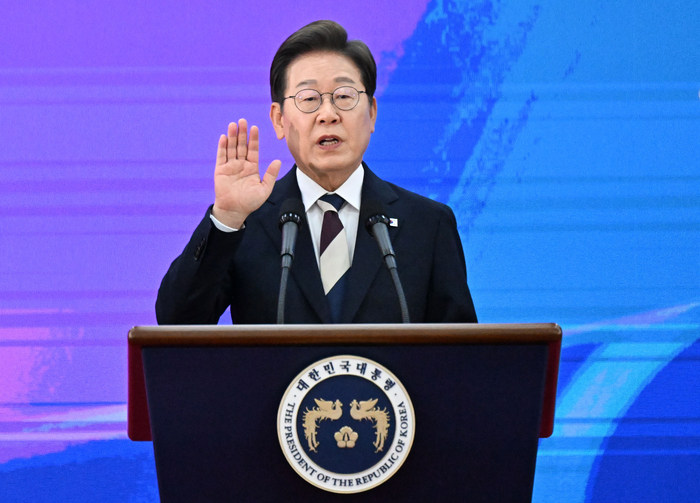 이재명 대통령이 4일 서울 여의도 국회에서 열린 제21대 대통령 취임선서식에서 취임 선서를 하고 있다. 연합뉴스