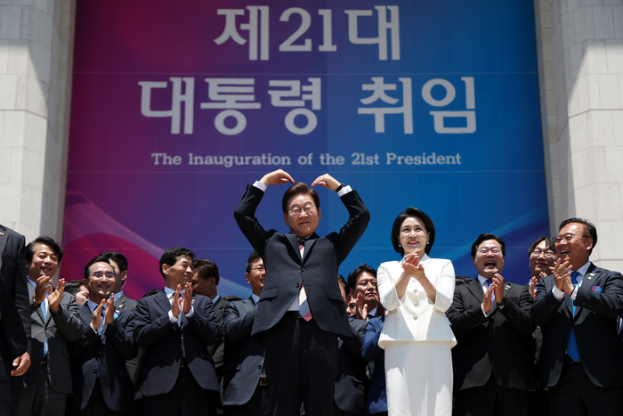이재명 대통령이 4일 서울 여의도 국회 로텐더홀에서 열린 제21대 대통령 취임선서식을 마치고 잔디광장에 모인 시민들을 향해 하트를 만들어 보이고 있다. 오른쪽은 김혜경 여사. 연합뉴스