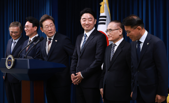 이재명 대통령이 4일 서울 용산 대통령실 청사에서 열린 새 정부 첫 인사 발표를 하며 황인권 대통령경호처장에게 경호 관련 당부를 하고 있다. 연합뉴스