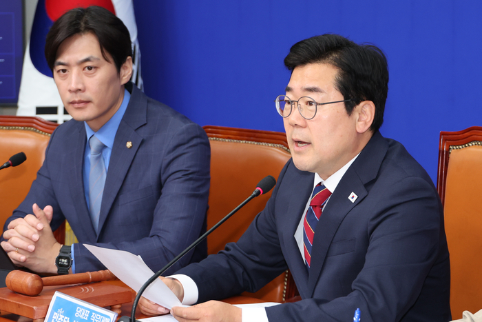 더불어민주당 박찬대 대표 권한대행 겸 원내대표가 5일 서울 여의도 국회에서 열린 최고위원회의에서 발언하고 있다. 연합뉴스
