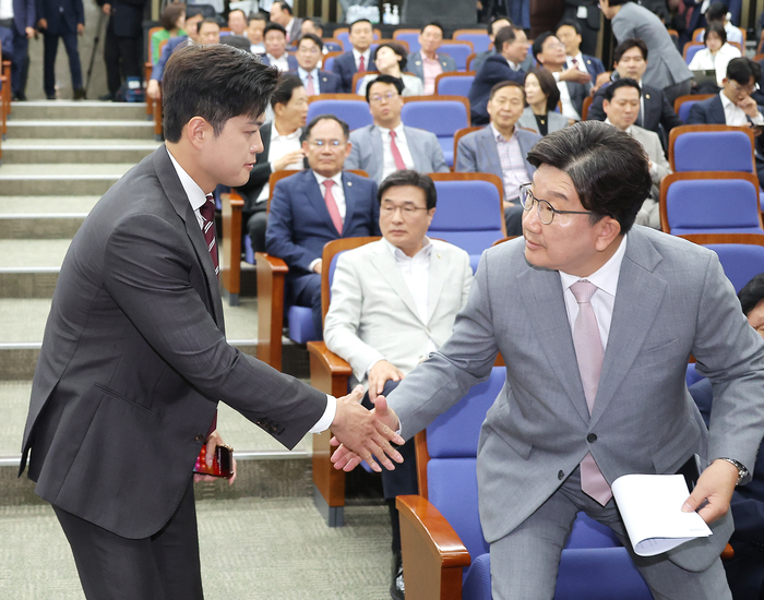 국민의힘 김용태 비상대책위원장과 권성동 원내대표가 5일 서울 여의도 국회에서 열린 의원총회에 참석해 악수를 하고 있다. 연합뉴스