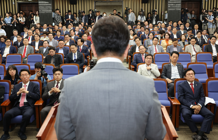 5일 서울 여의도 국회에서 열린 국민의힘 의원총회에서 의원들이 권성동 원내대표의 발언을 듣고 있다. 연합뉴스