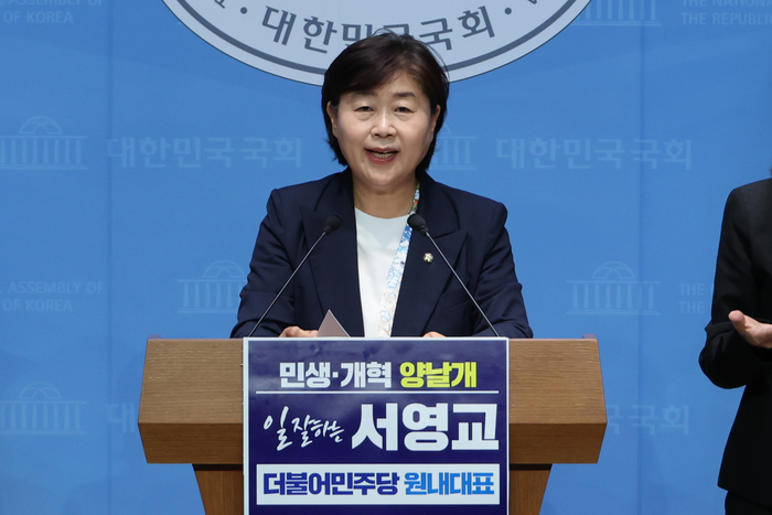 민주당 원내대표 출마 선언하는 서영교 의원
(서울=연합뉴스) 김주성 기자 = 더불어민주당 서영교 의원이 5일 서울 여의도 국회 소통관에서 원대대표 출마를 선언하고 있다. 2025.6.5
utzza@yna.co.kr
(끝)
<저작권자(c) 연합뉴스, 무단 전재-재배포, AI 학습 및 활용 금지>