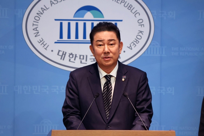 민주당 원내대표 출마 선언하는 김병기 의원 
    (서울=연합뉴스) 더불어민주당 김병기 의원이 5일 서울 여의도 국회 소통관에서 원내대표 출마를 선언하고 있다. 2025.6.5 [김병기 의원실 제공. 재판매 및 DB 금지]
    utzza@yna.co.kr
(끝)


<저작권자(c) 연합뉴스, 무단 전재-재배포, AI 학습 및 활용 금지>