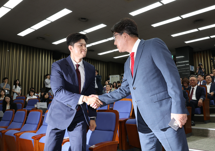 국민의힘 김용태 비상대책위원장과 원내대표직 사퇴를 선언한 국민의힘 권성동 원내대표가 9일 서울 여의도 국회에서 열린 의원총회에서 악수하고 있다. 연합뉴스
