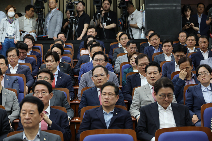 9일 서울 여의도 국회에서 열린 국민의힘 의원총회에서 의원들이 원내대표직 사퇴를 선언한 국민의힘 권성동 원내대표의 발언을 듣고 있다. 연합뉴스