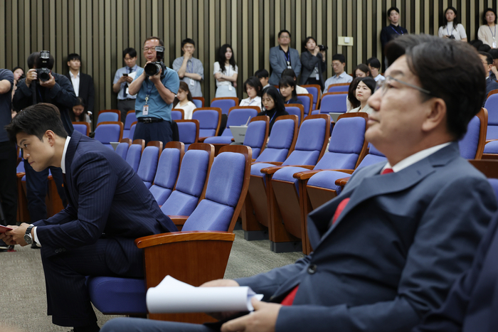 국민의힘 김용태 비상대책위원장과 원내대표직 사퇴를 선언한 국민의힘 권성동 원내대표가 9일 서울 여의도 국회에서 열린 의원총회에 참석해 있다. 연합뉴스