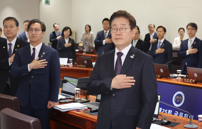 이재명 대통령이 10일 서울 용산 대통령실에서 열린 국무회의에서 국기에 경례하고 있다. 연합뉴스