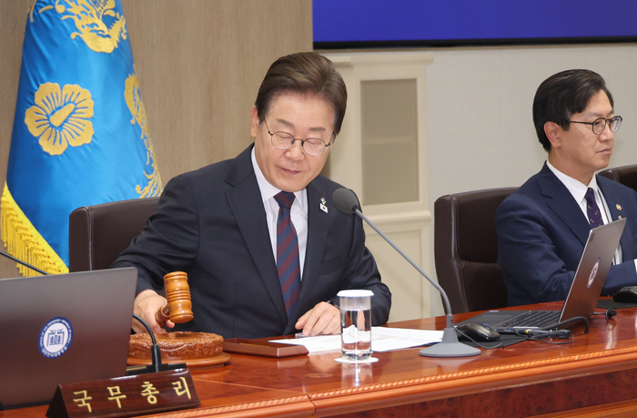 이재명 대통령이 10일 서울 용산 대통령실에서 국무회의를 주재하며 의사봉을 두드리고 있다. 연합뉴스