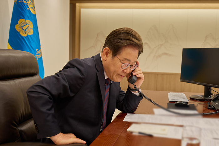 이재명 대통령이 10일 서울 용산 대통령실에서 시진핑 중국 국가주석과 전화 통화를 하고 있다. 연합뉴스