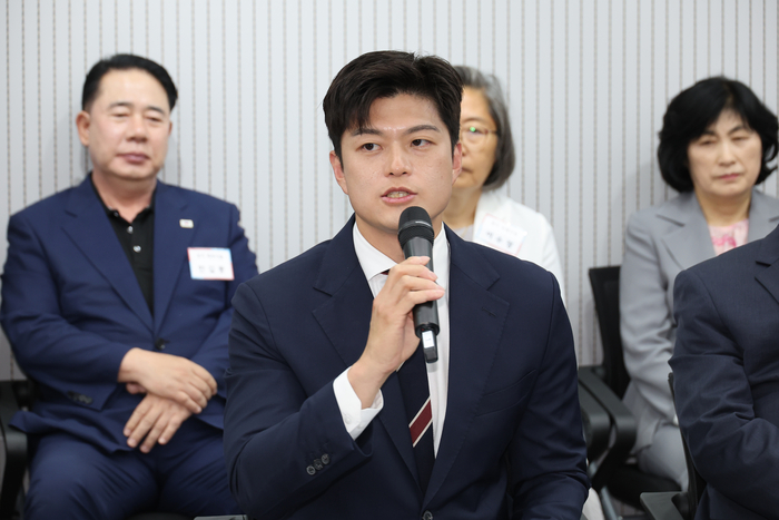 비상대책위원장 주재 원외당협위원장 간담회
(서울=연합뉴스) 박동주 기자 = 국민의힘 김용태 비상대책위원장이 10일 서울 여의도 중앙당사에서 열린 비상대책위원장 주재 원외당협위원장 간담회에서 발언하고 있다. 2025.6.10
pdj6635@yna.co.kr
(끝)
<저작권자(c) 연합뉴스, 무단 전재-재배포, AI 학습 및 활용 금지>