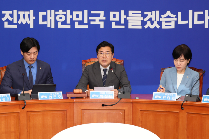 더불어민주당 박찬대 대표 직무대행 겸 원내대표가 11일 서울 여의도 국회에서 열린 최고위원회의에서 발언하고 있다. 연합뉴스