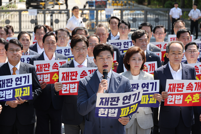 국민의힘 김용태 비상대책위원장이 11일 이재명 대통령의 공직선거법 위반 사건의 파기환송심을 사실상 무기한 연기한 서울고등법원 앞에서 열린 현장 의원총회에 참석해 발언하고 있다. 연합뉴스