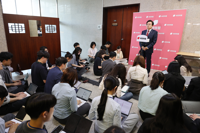 국민의힘 박형수 원내수석부대표가 11일 서울 여의도 국회에서 오후 의원총회 취소 관련 브리핑을 하고 있다. 연합뉴스
