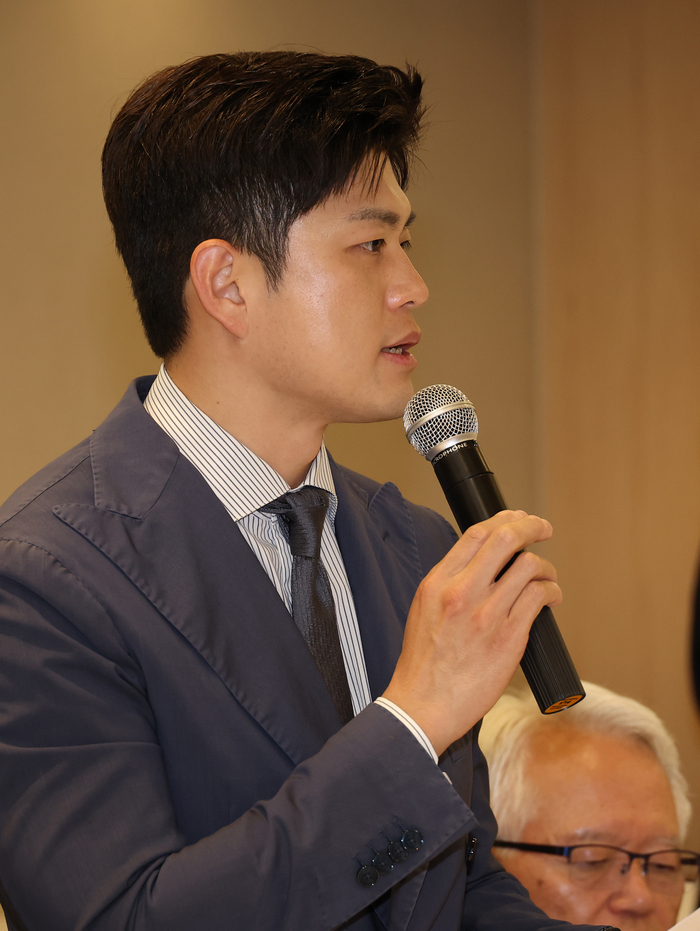 국민의힘 김용태 비상대책위원장이 11일 서울 여의도 한 식당에서 열린 당 상임고문단과의 회의에 참석해 발언하고 있다. 연합뉴스