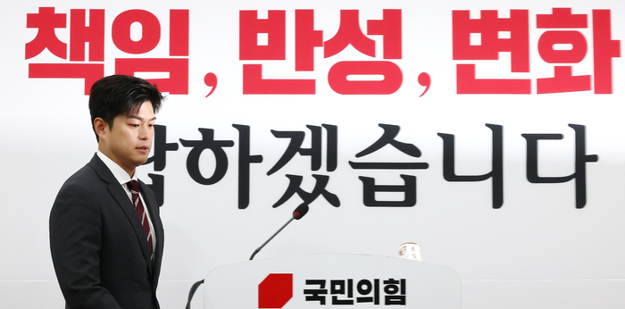 국민의힘 김용태 비상대책위원장이 12일 국회에서 '검찰 해체 4법' 관련 입장 발표를 하기 위해 입장하고 있다. 연합뉴스