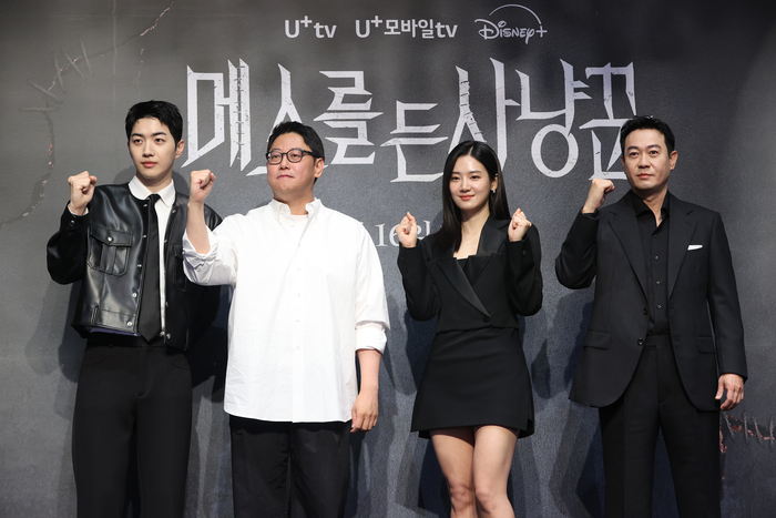 12일 서울 구로구 라마다서울신도림호텔에서 열린 STUDIO X+U 미드폼 드라마 '메스를 든 사냥꾼' 제작발표회에서 PD와 배우들이 포즈를 취하고 있다. 왼쪽부터 강훈, 이정훈PD, 박주현, 박용우. 연합뉴스