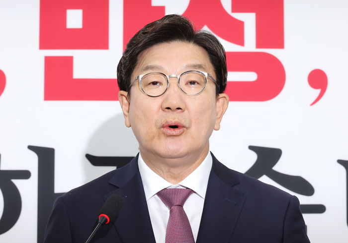 원내대표 퇴임 기자회견하는 권성동 원내대표
(서울=연합뉴스) 김주형 기자 = 국민의힘 권성동 원내대표가 12일 국회에서 원내대표 퇴임 기자회견을 하고 있다. 2025.6.12
kjhpress@yna.co.kr
(끝)
<저작권자(c) 연합뉴스, 무단 전재-재배포, AI 학습 및 활용 금지>