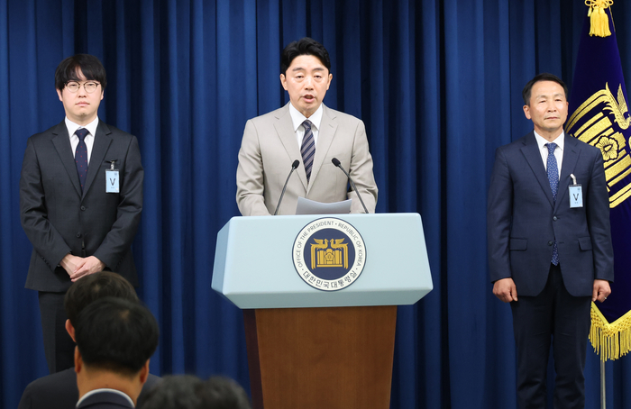 강훈식 대통령비서실장이 15일 서울 용산 대통령실에서 인선 발표를 하고 있다. 왼쪽부터 하정우 AI미래기획수석, 강 비서실장, 김현종 국가안보실 1차장.  연합뉴스