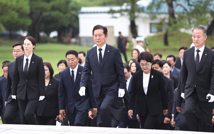 당 대표 출마를 선언한 더불어민주당 정청래 의원이 16일 서울 동작구 국립서울현충원 현충탑을 참배하기 위해 이동하고 있다. 연합뉴스