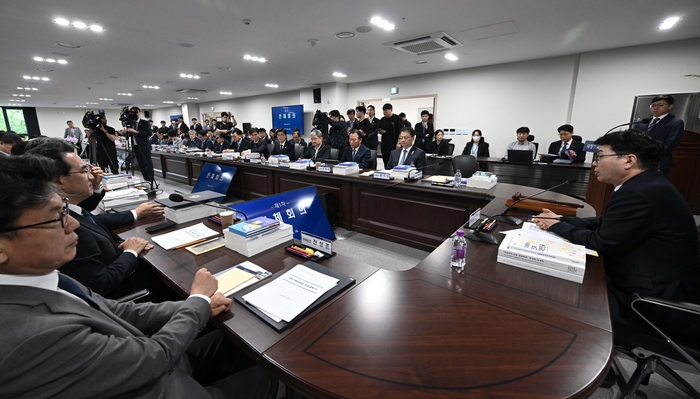 국정기획위원회 이한주 위원장이 16일 서울 종로구 정부서울청사 창성동 별관에서 열린 1차 전체 회의에서 발언하고 있다.
이재명 정부의 대통령직인수위원회 역할을 하는 국정기획위에서는 100대 국정과제를 정리하고 과제별로 추진 시점과 목표 등을 정해 '국정운영 5개년 계획'을 마련할 방침이다. 연합뉴스
