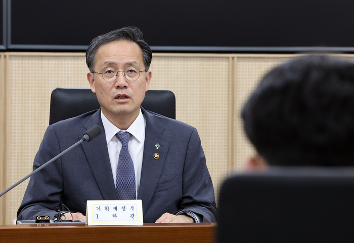 이형일 기획재정부 1차관이 16일 정부세종청사 중앙동 대회의실에서 열린 물가관계차관회의에서 최근 소비자물가 동향 및 대응 방안을 논의하고 있다. 연합뉴스