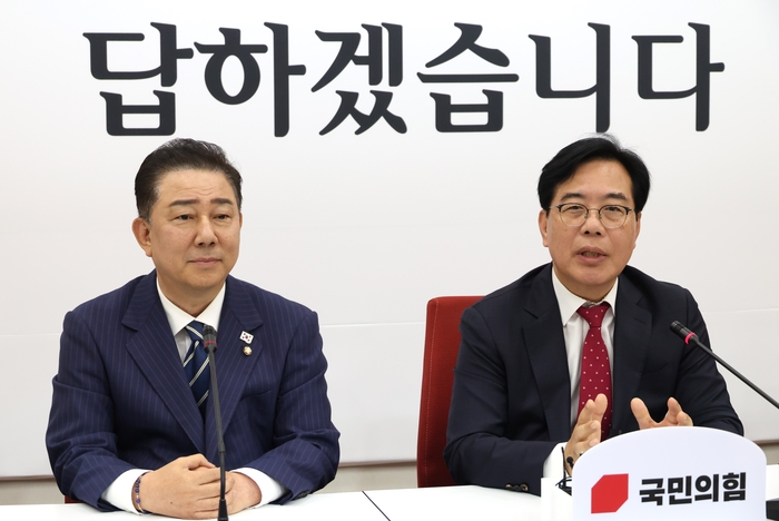 국민의힘 송언석 원내대표(오른쪽)가 17일 서울 여의도 국회에서 더불어민주당 김병기 당대표 직무대행 겸 원내대표와 가진 회동에서 인사말을 하고 있다. 연합뉴스