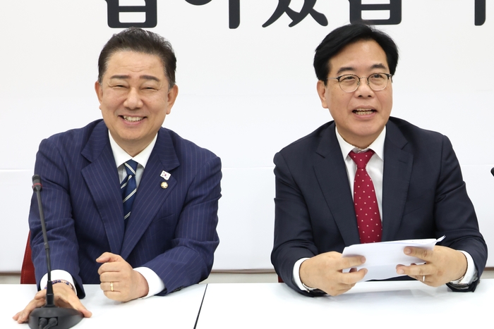 더불어민주당 김병기 당대표 직무대행 겸 원내대표(왼쪽)가 17일 국회에서 국민의힘 송언석 원내대표를 예방하고 있다. 연합뉴스