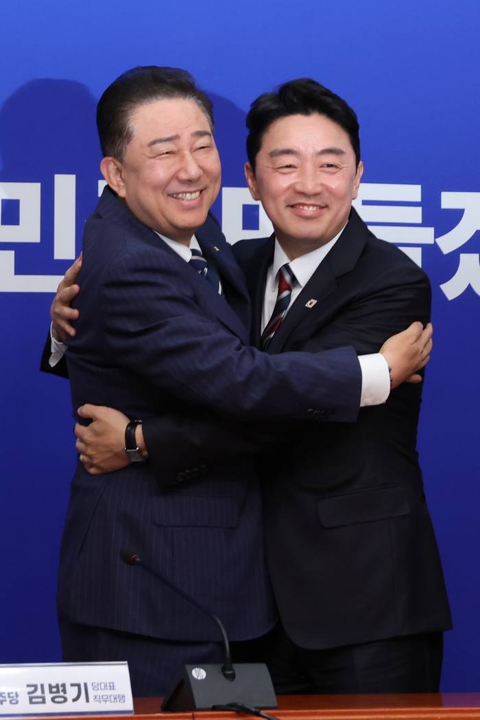 더불어민주당 김병기 당대표 직무대행 겸 원내대표(왼쪽)가 17일 서울 여의도 국회에서 강훈식 대통령실 비서실장을 접견하고 있다. 연합뉴스