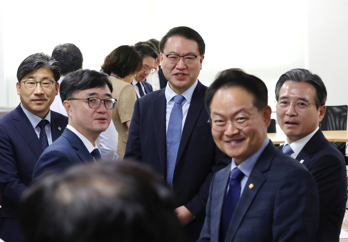 대통령실 김용범 정책실장(오른쪽)과 더불어민주당 허영 원내정책수석부대표(오른쪽 두번째) 등이 18일 서울 여의도 국회 의원회관에서 대통령실과 정부, 여당 등이 함께하는 추경안 관련 비공개 회의에 참석해 대화하고 있다. 연합뉴스