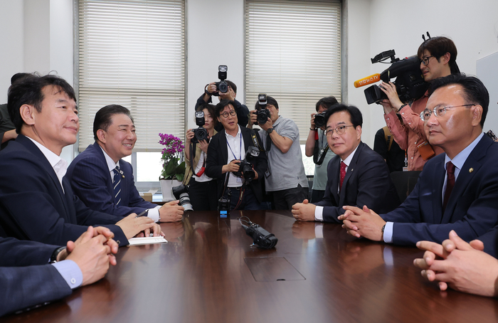 회동하는 여야 원내대표
(서울=연합뉴스) 류영석 기자 = 더불어민주당 김병기 당대표 직무대행 겸 원내대표와 국민의힘 송언석 원내대표가 18일 추경안 관련 상의를 위해 국회 민주당 원내대표실에서 만나 대화를 나누고 있다. 2025.6.18
ondol@yna.co.kr
(끝)
<저작권자(c) 연합뉴스, 무단 전재-재배포, AI 학습 및 활용 금지>