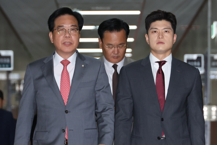 국민의힘 김용태 비상대책위원장(오른쪽)과 송언석 원내대표가 19일 서울 여의도 국회에서 열린