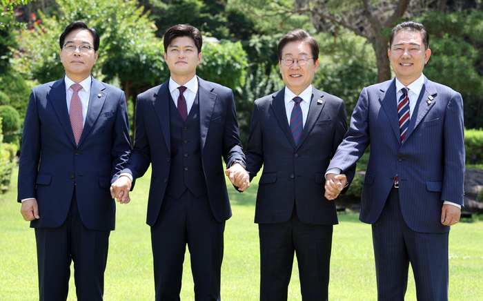 이재명 대통령이 22일 한남동 관저에서 여야 지도부와 오찬에 앞서 기념촬영을 하고 있다. 왼쪽부터 국민의힘 송언석 원내대표, 김용태 비상대책위원장, 이 대통령, 더불어민주당 김병기 당대표 직무대행 겸 원내대표. 연합뉴스