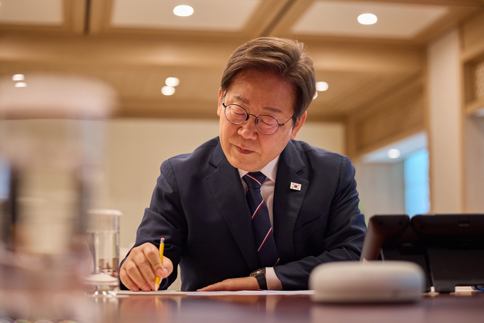 이재명 대통령, 인니 대통령과 통화
    (서울=연합뉴스) 이재명 대통령이 23일 용산 대통령실에서 프라보워 수비안토 인도네시아 대통령과 블루투스 스피커로 통화하고 있다. 2025.6.23 [대통령실 제공. 재판매 및 DB 금지]
    photo@yna.co.kr
(끝)


<저작권자(c) 연합뉴스, 무단 전재-재배포, AI 학습 및 활용 금지>