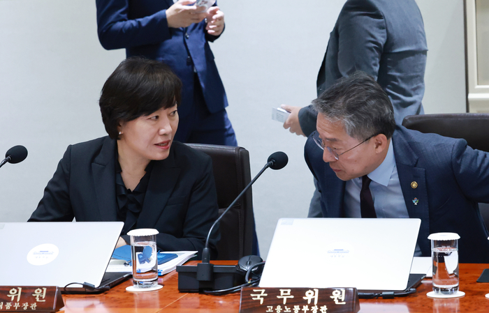 송미령 농림축산식품부 장관(왼쪽)이 24일 서울 용산 대통령실 청사에서 열린 국무회의에 참석해 김민석 고용노동부 차관과 인사하고 있다. 연합뉴스