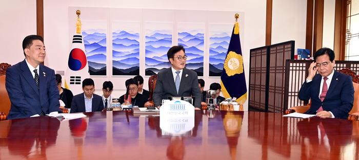 우원식 국회의장과 여야 원내대표들이 24일 국회에서 추가경정예산안 처리를 위한 본회의 개최 일정과 상임위원장 재배분 문제 등을 논의하기 위해 회동하고 있다. 연합뉴스