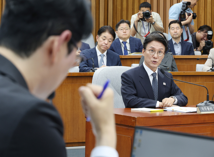 김민석 국무총리 후보자가 24일 서울 여의도 국회에서 열린 인사청문회에서 국민의힘 주진우 의원의 질문에 답하고 있다. 연합뉴스