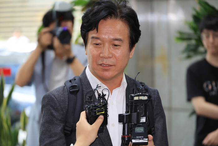 김영훈 고용노동부 장관 후보자가 지난 24일 인사청문회 준비 사무실이 위치한 서울 중구 서울지방고용노동청으로 들어서며 취재진 질문을 받고 있다. 연합뉴스
