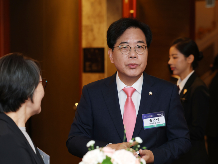국민의힘 송언석 원내대표가 25일 서울 중구 롯데호텔에서 열린 '2025 경향포럼'에 참석해 차담을 하고 있다. 연합뉴스