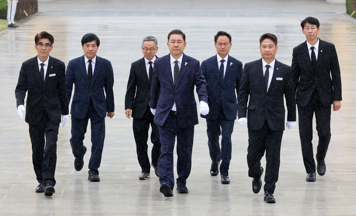 더불어민주당 김병기 당 대표 직무대행 겸 원내대표를 비롯한 당 관계자들이 25일 오후 국립대전현충원에서 참배하기 위해 이동하고 있다. 연합뉴스