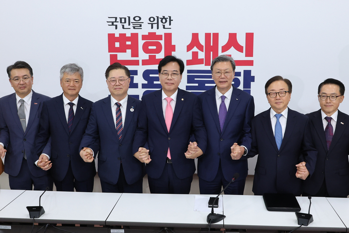 송언석 원내대표, 경제6단체 부회장단과 면담
(서울=연합뉴스) 김주성 기자 = 국민의힘 송언석 원내대표가 25일 서울 여의도 국회에서 열린 경제6단체 부회장단과의 면담에 앞서 기념촬영 하고 있다.
왼쪽부터 오기웅 중소기업중앙회 상근부회장, 이인호 한국무역협회 상근부회장, 박일준 대한상공회의소 상근부회장, 송언석 원내대표, 김창범 한국경제인협회 상근부회장, 이동근 한국경영자총협회 상근부회장, 이호준 한국중견기업연합회 상근부회장. 2025.6.25
utzza@yna.co.kr
(끝)
<저작권자(c) 연합뉴스, 무단 전재-재배포, AI 학습 및 활용 금지>